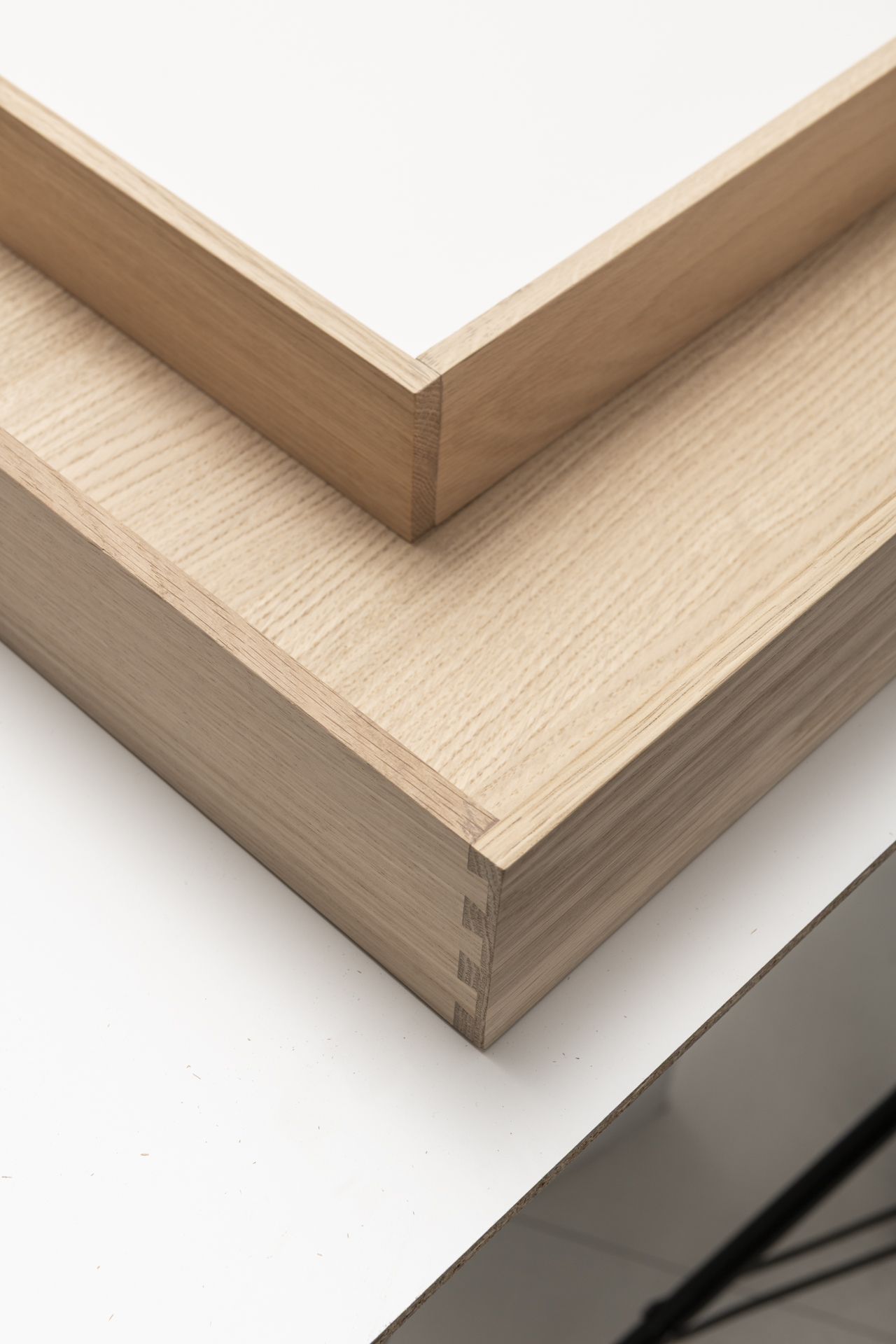 Cassetti e cestoni in legno per cucine, bagni e zone giorno. Compatibili con ogni tipo di guida metallica, possono sostituire cassetti metallici senza necessità di modifiche al mobile.
Garantiscono solidità e una resa estetica impeccabile.