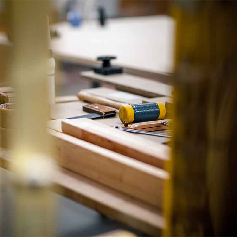 Selezioniamo solo legno selezionato per prodotti resistenti ed esteticamente belli. Incastri tradizionali senza ferramenta.
Offriamo un servizio puntuale, affidabile e preciso.