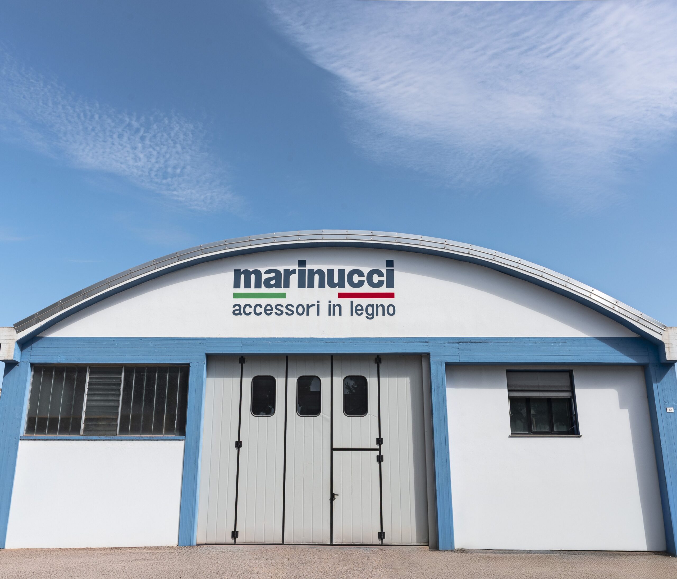 Marinucci è un’azienda che da tre generazioni rappresenta qualità, precisione e passione per il legno. Progettiamo e realizziamo accessori su misura per l’arredamento, unendo l’esperienza artigianale all’innovazione tecnologica.