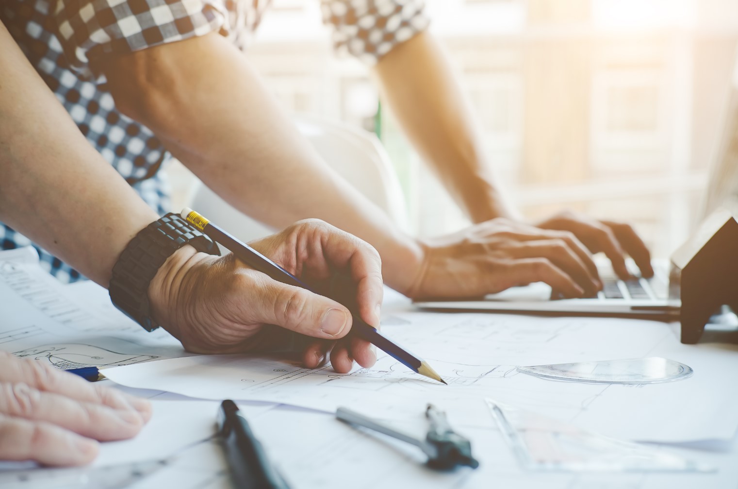 I nostri macchinari ci permettono di affrontare lavorazioni diversificate, per realizzare arredi su disegno per ogni contesto: contract, navale, uffici direzionali e negozi di lusso.
Siamo aperti a progetti anche per ristorazione, hospitality, spazi retail o ambienti speciali.